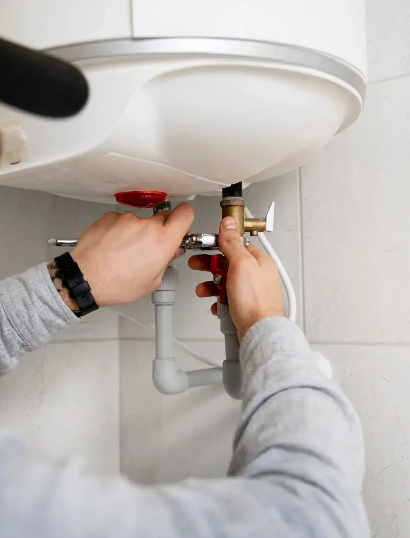 Dépannage plomberie Pontivy pour chauffe-eau : installation, entretien et remplacement ballon d’eau chaude.